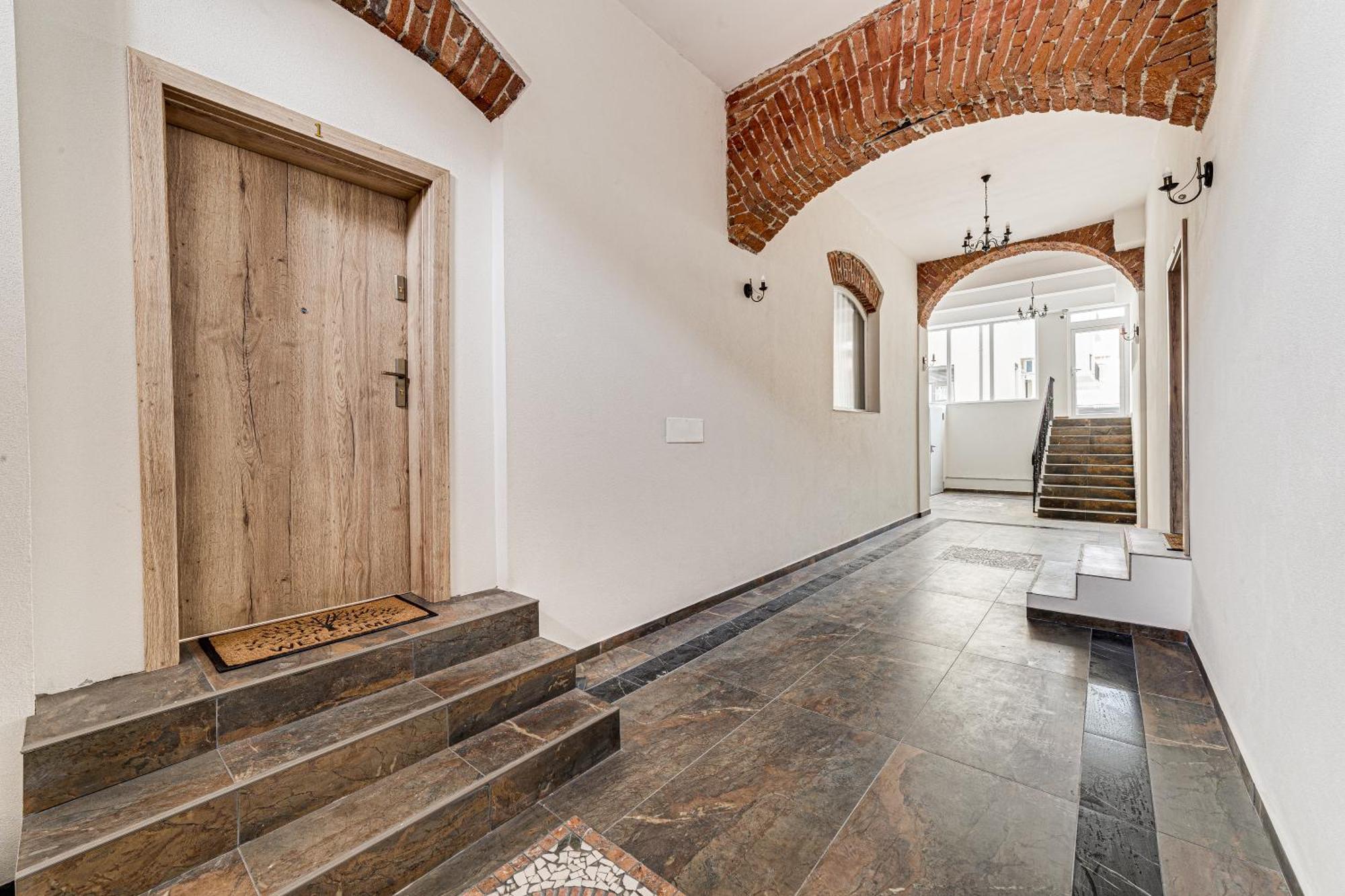 Ari Central Grand Apartments - Luxurious Stay Arad Bagian luar foto