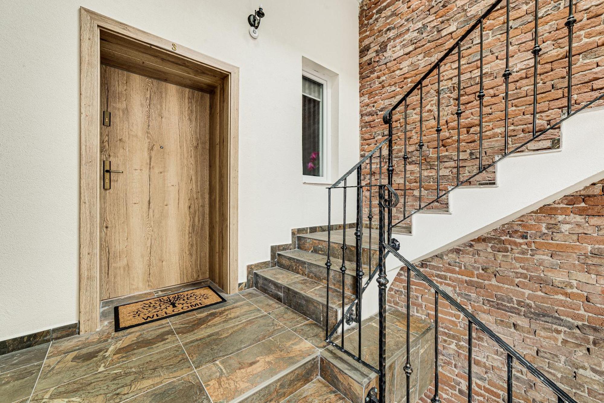 Ari Central Grand Apartments - Luxurious Stay Arad Bagian luar foto
